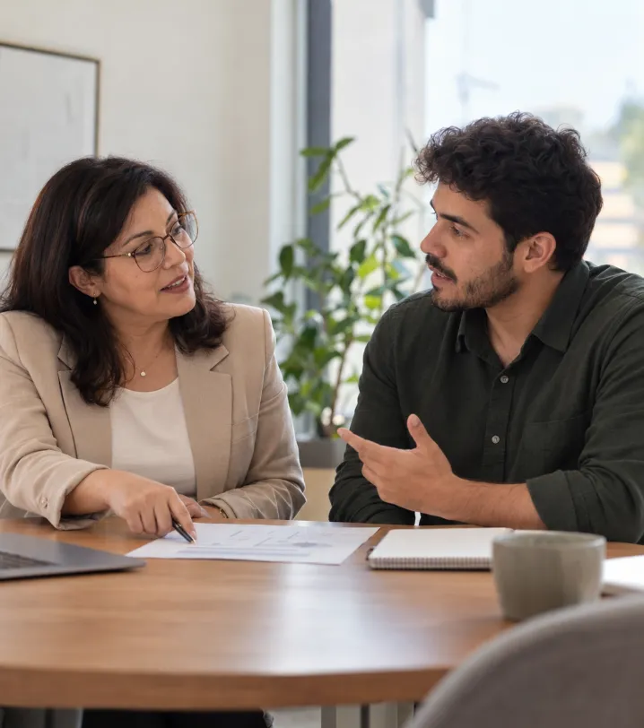 Especialista de gestión humana revisa con un colaborador su plan de desarrollo para un nuevo rol